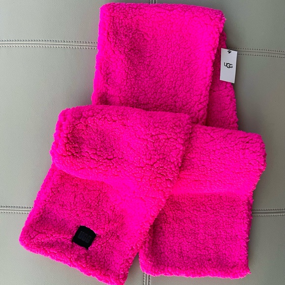 NWT - UGG Oversized Faux Shearling Scarf in Rock Rose - Picture 2 of 16
